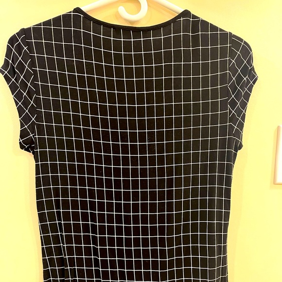 Cute black and white chique top. - Picture 3 of 4